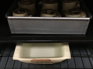 豆沙花型排包,如图放入烤箱中层，下面放一碗开水，温度40度、时间40-50分钟，开启发酵模式；
