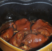 红焖猪蹄,开盖转大火收浓汁水，出锅前淋些香油炒匀即可。