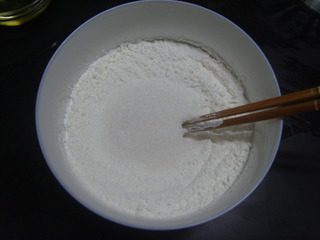 芒果糯米糍,加入细砂糖拌匀。