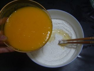 芒果糯米糍,然后慢慢加入打好的芒果汁，边加边搅拌。