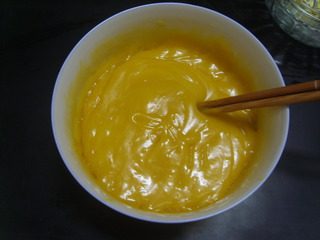 芒果糯米糍,将蒸好的糯米糊取出放凉。
