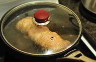 无骨酱肘子,冷水入锅，加入“材料1”中的姜片和料酒，水开后煮15分钟