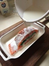 烤口袋三文鱼,将三文鱼放入长形烤盘加入放凉的蒜味牛奶