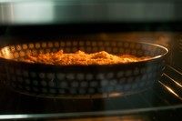 焗烤南瓜,送入预热好的180度烤箱，烤25-30分钟烤至金黄起泡即可。撒上香葱或香菜上桌趁热吃