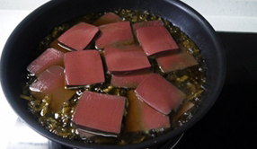 酸菜烧血旺,放入切片的猪血，煮到猪血变色，略微蓬松。