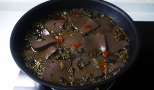 酸菜烧血旺,干淀粉加2-3匙水调匀，入锅勾芡即可出锅。