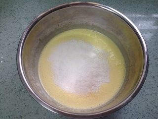 抹茶慕斯蛋糕,筛入低粉和香草粉。