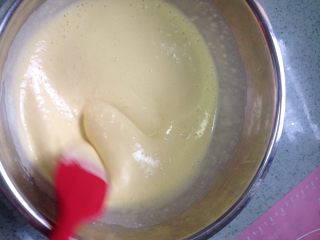 抹茶慕斯蛋糕,用刮刀在盆里划8字略拌后用打蛋器打匀，时间约15秒。