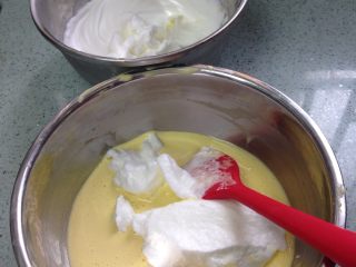 抹茶慕斯蛋糕,从冰箱取出蛋白，取1/3蛋白加入蛋黄糊，用刮刀从下至上切拌均匀。