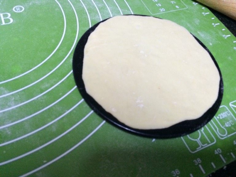 花式豆沙面包,如图把面团擀成6寸地盘差不多大小的饼备用