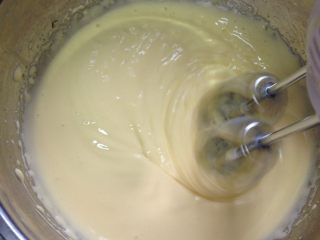 抹茶慕斯蛋糕,先加入油继续打蛋器搅拌，再加入奶继续打蛋器搅拌至顺滑。