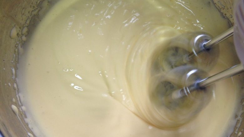 抹茶慕斯蛋糕,先加入油继续打蛋器搅拌，再加入奶继续打蛋器搅拌至顺滑。