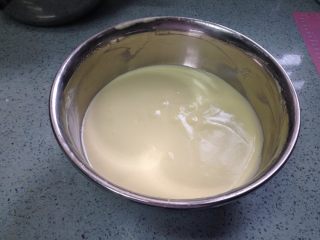 抹茶慕斯蛋糕,再把蛋黄糊倒入蛋白盆，用刮刀从下至上切拌均匀，成细腻轻盈的蛋糕糊。
