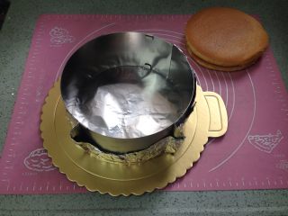抹茶慕斯蛋糕,把慕斯圈调至20CM，底部用锡纸封好。
