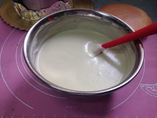 抹茶慕斯蛋糕,把慕斯水晾至40摄氏度，倒入打发好的奶油中，拌匀，慕斯糊就做好了。