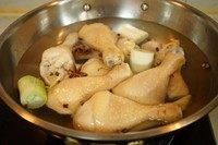 卤鸡腿,将鸡腿、配料放入大锅内，加没过鸡腿的清水