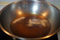 苹果糖醋肉,油锅加热到六七成热，将肉逐条滑进油锅，大火定型，变色即捞起