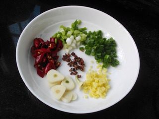 宫保藕丁,蒜切片；干辣椒切段； 葱切粒；姜切末； 花椒洗净待用；