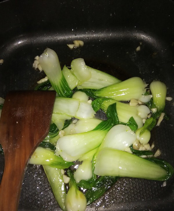 爆炒小油菜,炒至9分熟，出锅前加入盐鸡精翻炒一下即可（在锅里还是翠绿的）