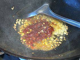 爆炒鸡胗,锅中放适量油炒香姜末，放入适量豆瓣酱，炒至豆瓣酱出红油