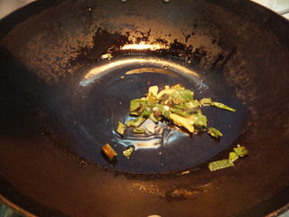 豆皮猪皮冻,锅内放少许油，把葱、姜煸香捞出