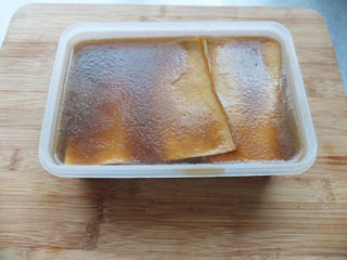 豆皮猪皮冻,2个小时以后冷却好了，凝固就可以，也可以密封放在冰箱冷藏