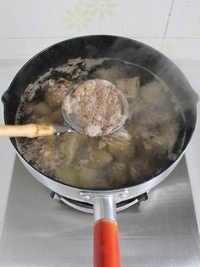 小鸡炖蘑菇,大火烧开后继续煮3分钟，撇净上面的浮沫，然后将鸡块捞出控水待用。