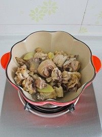 小鸡炖蘑菇,放入鸡块，翻炒至鸡块表面微焦。