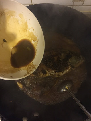 红烧鲫鱼,待锅中水剩一半的时候倒入碗汁继续小火炖十分钟，给鱼翻个身，以便更入味。