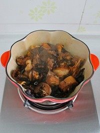 小鸡炖蘑菇,炖煮30-40分钟，至鸡块软烂就可以了。