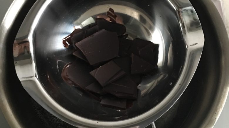 棉花糖热巧,黑巧克力掰碎，隔水融化。