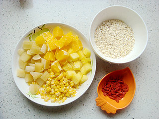 燕麦水果养生粥,准备食材备用，橙子，雪莲果，菠萝切小块，（玉米粒是提前煮熟的）。
