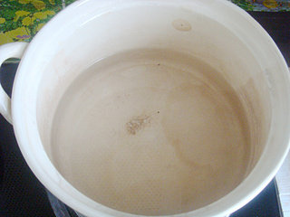 燕麦水果养生粥,砂锅里加入800毫升的水，大火煮开。