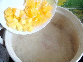 燕麦水果养生粥,最后倒入橙子菠萝粒，搅拌均匀。（橙子菠萝不宜倒入过早，以免失去营养）