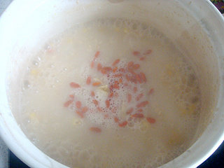 燕麦水果养生粥,然后煮一分钟关火，焖三分钟就可以了。
