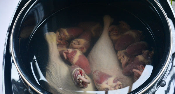 清凉降火鸭味汤,高压锅内倒入适当的温水，鸭腿和鸭心