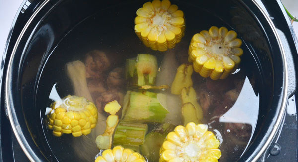 清凉降火鸭味汤,倒入切好的生姜片和甘蔗段