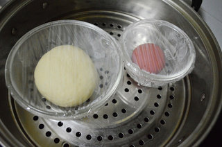 小猪馒头,盖上保鲜膜发酵到2倍左右大。