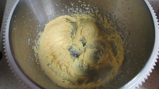 “甜蜜的心”,黄油、糖、蛋黄在盆中用打蛋器打至均匀顺滑；