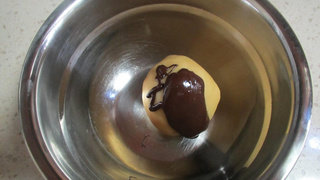 “甜蜜的心”,将25克巧克力隔热水融化后加入其中的一半面团，另一半面团先用保鲜膜裹好，以防干燥；