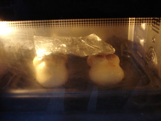 青蛙火腿堡,因为青蛙眼睛离上加热管比较近，所以上色后盖一块锡纸，继续烤就可以啦。