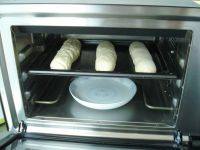 法棍面包,面包坯表面喷水放入烤箱，再在烤箱里放入一盘开水，等待2次发酵