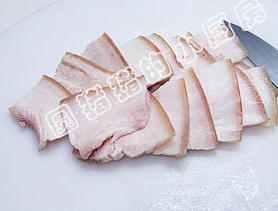 四川回锅肉,将煮好的猪肉冲洗干净放凉，切成薄而大的肉片。
