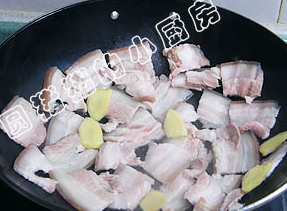 四川回锅肉,锅内仅放一茶匙油，放入肉片和姜片，用小火慢慢煎炒至出油，表面色泽变金黄色。