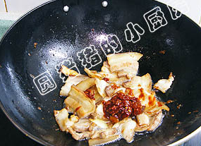 四川回锅肉,加入1又1/2大匙红油豆瓣酱。