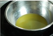 金顶酥粒蓝莓马芬 ,马芬糊材料里的黄油隔水加热成液态。