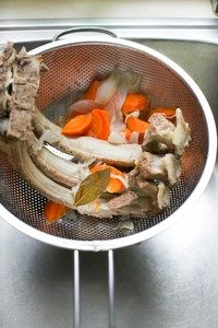 中式蜜汁烤排骨,煮好排骨沥去汤汁，汤汁可以做普通高汤用。再洗干净排骨