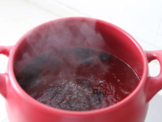 自制酸梅汤 ,砂锅（熬汤砂锅最佳）去油洗净，加1500-2000毫升清水，放入乌梅。