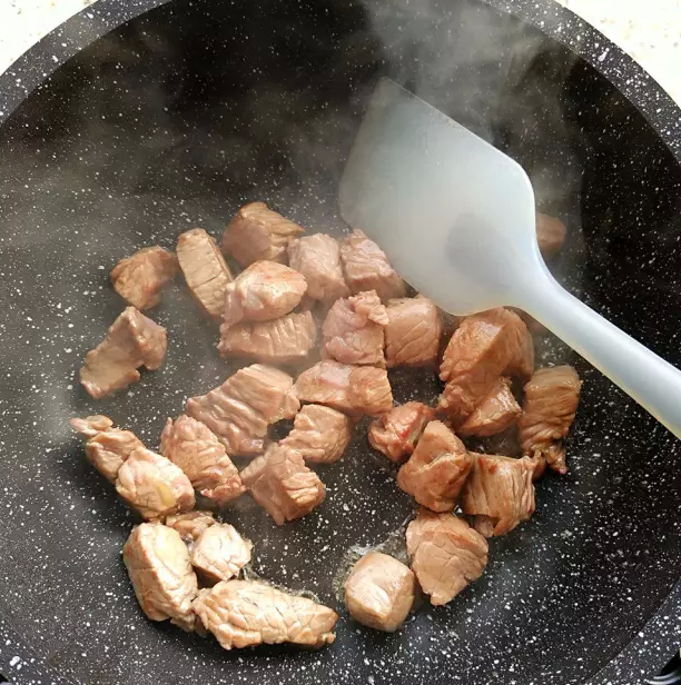 抓饭,大火把锅烧热（火候低炒的容易老），加入适量油，倒入羊（牛）肉快速炒至表面发白。看这热气冒出来很有氛围感有木有？