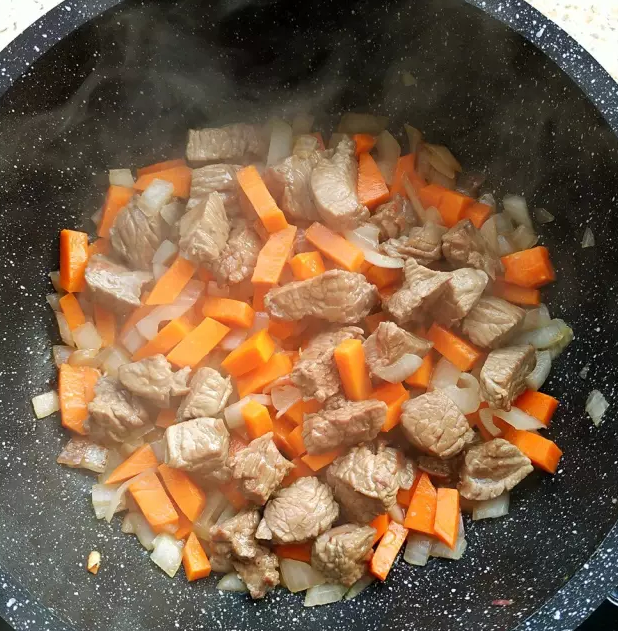 抓饭,再加入胡萝卜继续炒，期间撒入适量盐和酱油一起炒，炒啊炒，炒啊炒。倒调料的那步骤忘拍了。。
